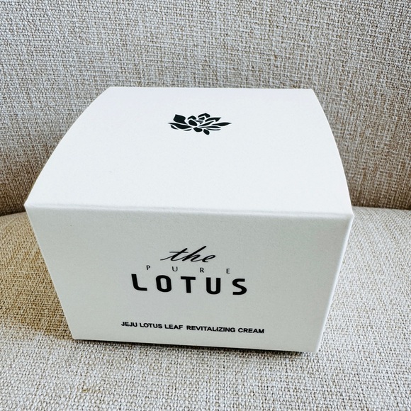 The Pure Lotus Jeju Lotus Leaf Revitalizing Cream. Korean Skincare - Picture 2 of 12